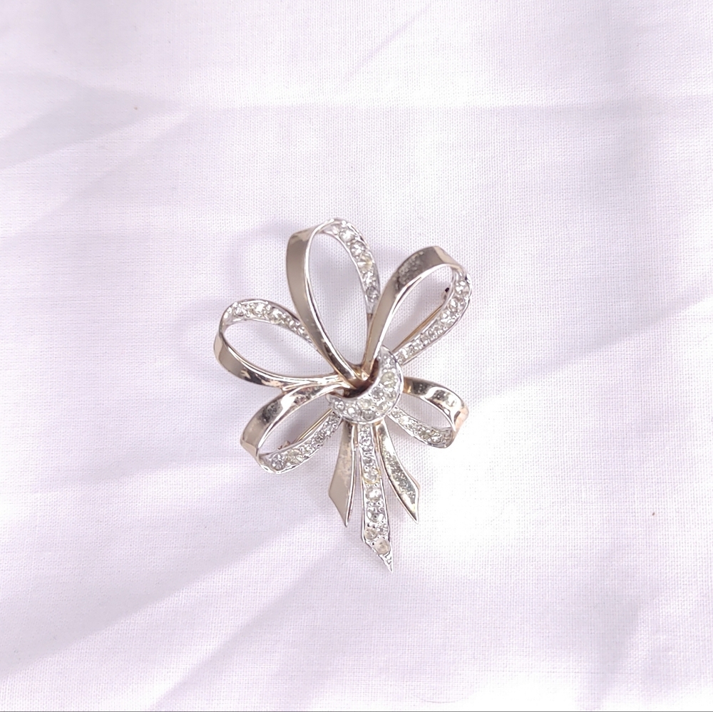 Elegant Silver Bow Brooch - Michael Boucher antique brooch